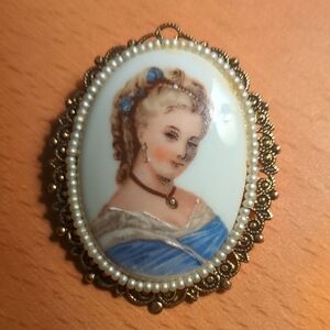 1950s Vintage Porcelain Hand-painted Cameo Pendant / Brooch